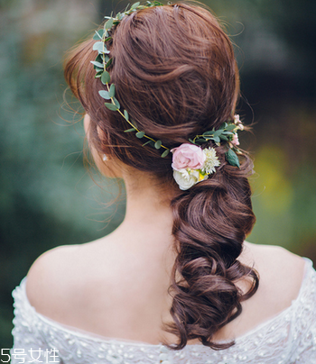 2018新娘發(fā)型新款式圖片及詳細步驟 浪漫的新娘發(fā)型