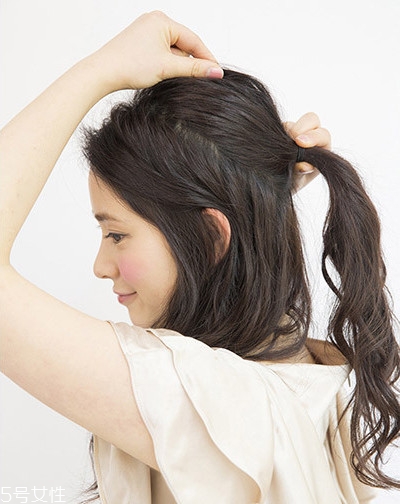 簡單3步優(yōu)雅馬尾編發(fā)教程圖解 簡單3步優(yōu)雅馬尾編發(fā)教程圖解