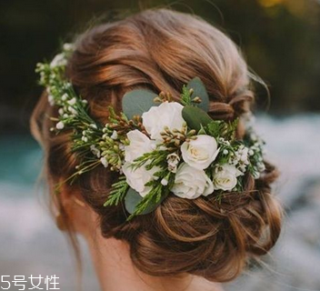 2018新娘發(fā)型新款式圖片及詳細步驟 浪漫的新娘發(fā)型