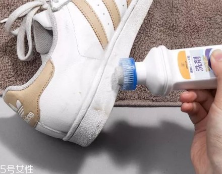 小白鞋清潔劑怎么打開(kāi)？小白鞋清潔劑打開(kāi)方法