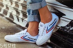 小白鞋前面擠腳怎么辦？小白鞋前面擠腳解決方法