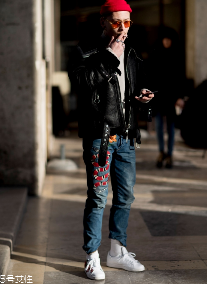 小白鞋為什么會發(fā)黃？小白鞋變黃的原因