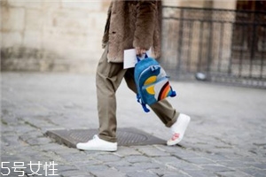 小白鞋為什么會發(fā)黃？小白鞋變黃的原因