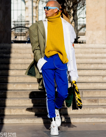 小白鞋染了黑色怎么辦？小白鞋染了黑色清洗方法