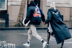 小白鞋染了黑色怎么辦？小白鞋染了黑色清洗方法