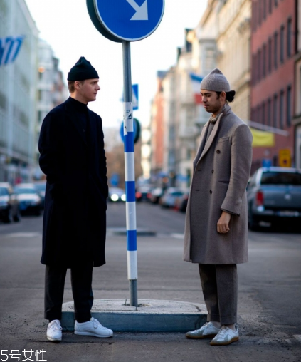 小白鞋太硬磨腳怎么辦？小白鞋太硬的緩解方法