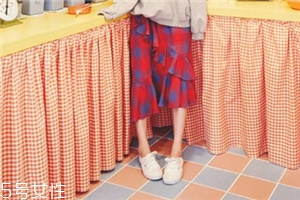 小白鞋太硬磨腳怎么辦？小白鞋太硬的緩解方法