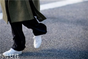 小白鞋有折痕怎么辦？小白鞋上的折痕消除方法