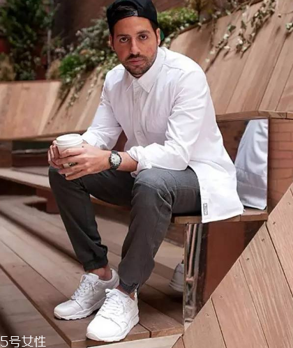 小白鞋要穿襪子嗎？穿小白鞋用不用穿襪子