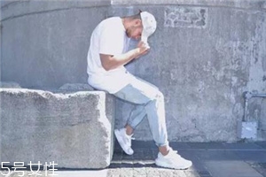 小白鞋要穿襪子嗎？穿小白鞋用不用穿襪子