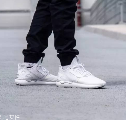 小白鞋上有膠怎么去除？小白鞋上的膠去除方法