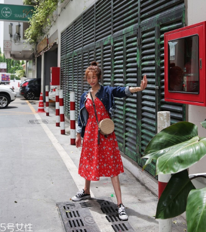 無袖連衣裙怎么搭配外套？無袖連衣裙搭配圖片