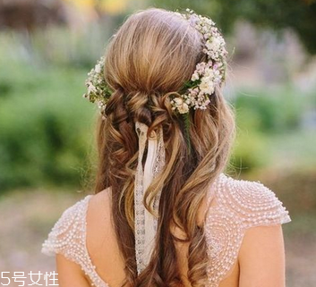 2018新娘發(fā)型新款式圖片及詳細步驟 浪漫的新娘發(fā)型