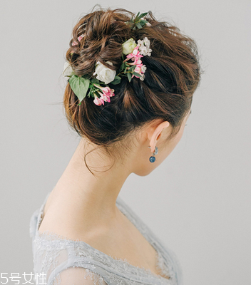 2018新娘發(fā)型新款式圖片及詳細步驟 浪漫的新娘發(fā)型