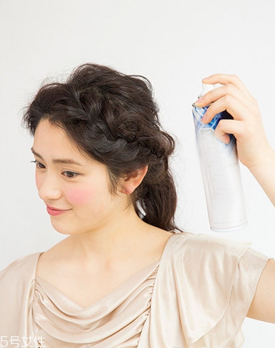 簡單3步優(yōu)雅馬尾編發(fā)教程圖解 簡單3步優(yōu)雅馬尾編發(fā)教程圖解