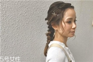 簡單3步優(yōu)雅馬尾編發(fā)教程圖解 簡單3步優(yōu)雅馬尾編發(fā)教程圖解
