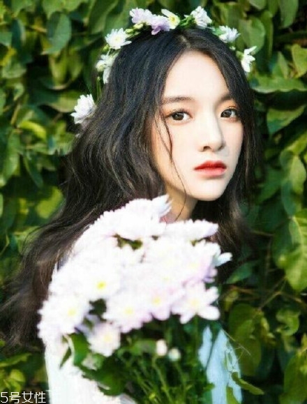 2018新娘發(fā)型新款式圖片及詳細步驟 浪漫的新娘發(fā)型