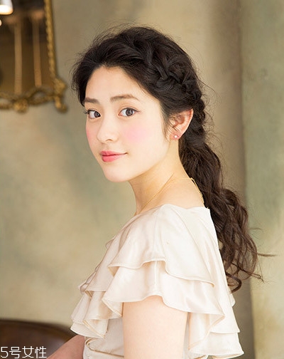 簡單3步優(yōu)雅馬尾編發(fā)教程圖解 簡單3步優(yōu)雅馬尾編發(fā)教程圖解