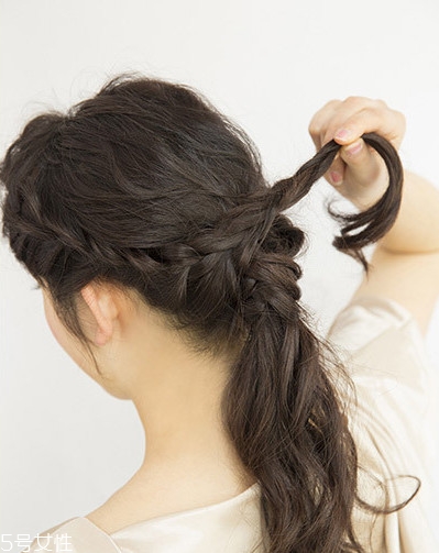 簡單3步優(yōu)雅馬尾編發(fā)教程圖解 簡單3步優(yōu)雅馬尾編發(fā)教程圖解