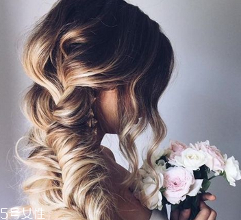 2018新娘發(fā)型新款式圖片及詳細步驟 浪漫的新娘發(fā)型