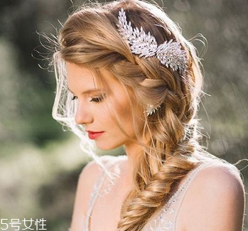 2018新娘發(fā)型新款式圖片及詳細步驟 浪漫的新娘發(fā)型