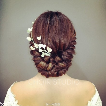 2018新娘發(fā)型新款式圖片及詳細步驟 浪漫的新娘發(fā)型