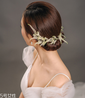 2018新娘發(fā)型新款式圖片及詳細步驟 浪漫的新娘發(fā)型