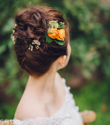 2018新娘發(fā)型新款式圖片及詳細步驟 浪漫的新娘發(fā)型