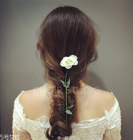 2018新娘發(fā)型新款式圖片及詳細步驟 浪漫的新娘發(fā)型