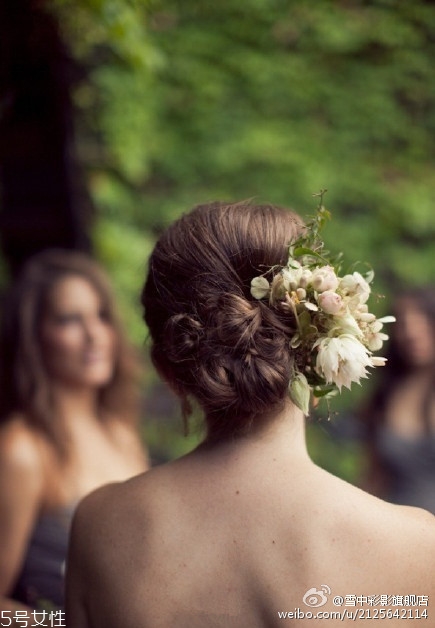 2018新娘發(fā)型新款式圖片及詳細步驟 浪漫的新娘發(fā)型