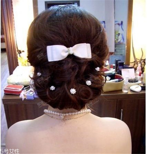 新娘發(fā)型可以可以留劉海嗎 洋氣的新娘發(fā)型 新娘發(fā)型可以可以留劉海嗎 洋氣的新娘發(fā)型