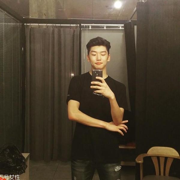 單眼皮男生適合什么發(fā)型 單眼皮男生也可以很帥 單眼皮男生適合什么發(fā)型 單眼皮男生也可以很帥