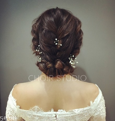 2018新娘發(fā)型新款式圖片及詳細步驟 浪漫的新娘發(fā)型