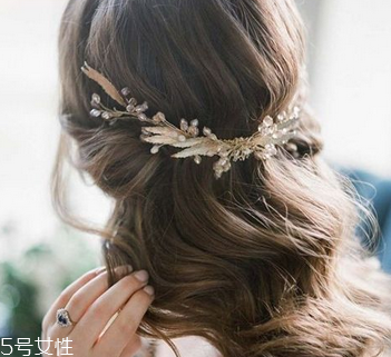 2018新娘發(fā)型新款式圖片及詳細步驟 浪漫的新娘發(fā)型