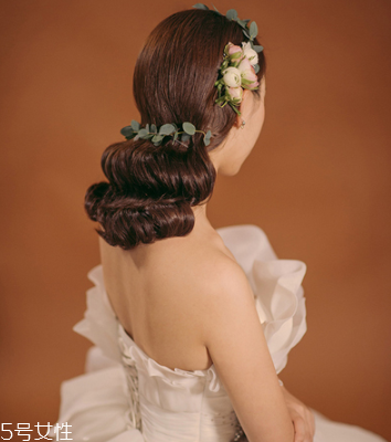 2018新娘發(fā)型新款式圖片及詳細步驟 浪漫的新娘發(fā)型