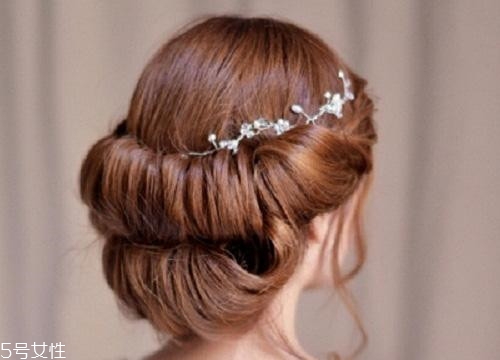 新娘發(fā)型可以可以留劉海嗎 洋氣的新娘發(fā)型 新娘發(fā)型可以可以留劉海嗎 洋氣的新娘發(fā)型