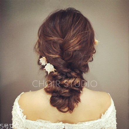 2018新娘發(fā)型新款式圖片及詳細步驟 浪漫的新娘發(fā)型