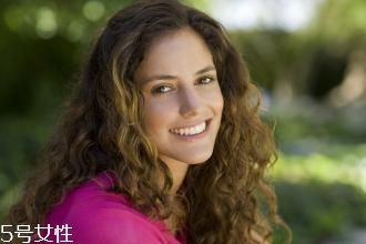 卷發(fā)洗頭后不吹可以嗎 卷發(fā)的護理方法 卷發(fā)洗頭后不吹可以嗎 卷發(fā)的護理方法