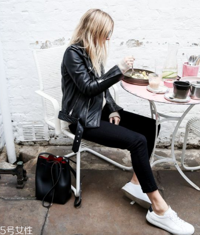 小白鞋發(fā)霉了怎么洗掉？小白鞋霉點清洗方法