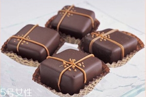 黑巧克力為什么會(huì)變白 黑巧克力發(fā)白能吃嗎 黑巧克力為什么會(huì)變白 黑巧克力發(fā)白能吃嗎