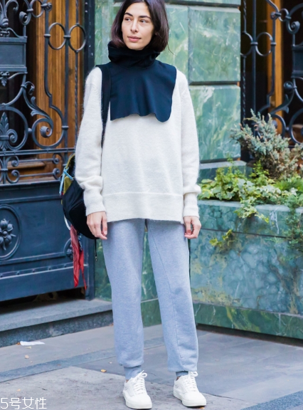 小白鞋沾紅酒怎么清洗？小白鞋上的紅酒清洗方法