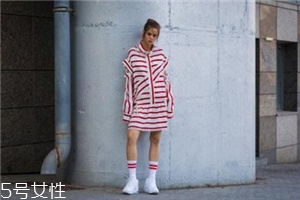 小白鞋沾墨水了怎么辦？小白鞋上的墨水去除方法