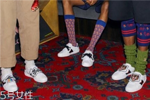 小白鞋弄到茶怎么清洗？小白鞋上的茶漬清洗方法