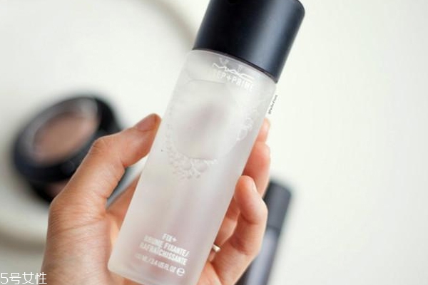 mac定妝噴霧怎么噴出來(lái) mac持久定妝噴霧使用竅門(mén)