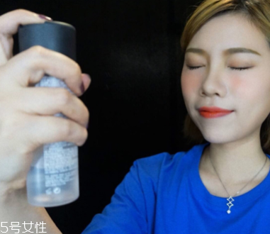 mac定妝噴霧怎么噴出來(lái) mac持久定妝噴霧使用竅門(mén)