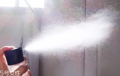 mac定妝噴霧怎么噴出來(lái) mac持久定妝噴霧使用竅門(mén)