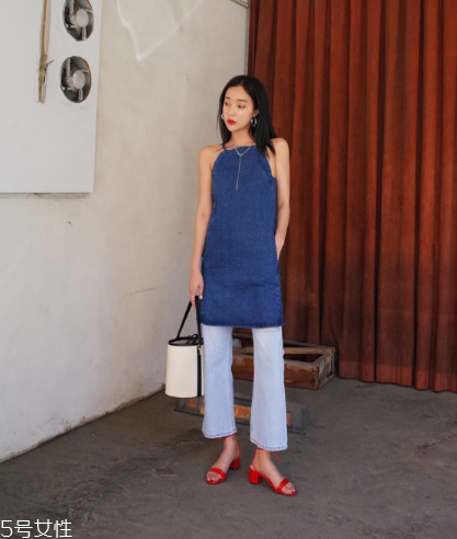 牛仔連衣裙配什么鞋？牛仔連衣裙搭配鞋子圖片