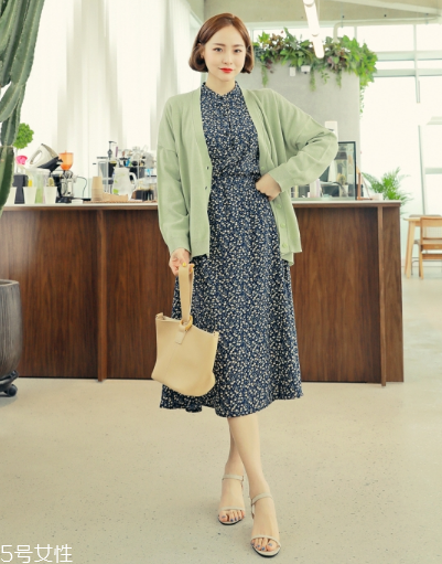 碎花連衣裙配什么外套？碎花連衣裙搭配外套圖片