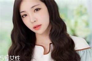 卷發(fā)洗頭后不吹可以嗎 卷發(fā)的護理方法 卷發(fā)洗頭后不吹可以嗎 卷發(fā)的護理方法