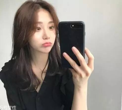 蓬松微曲卷發(fā)教程 微卷發(fā)型女中長發(fā)圖片 蓬松微曲卷發(fā)教程 微卷發(fā)型女中長發(fā)圖片